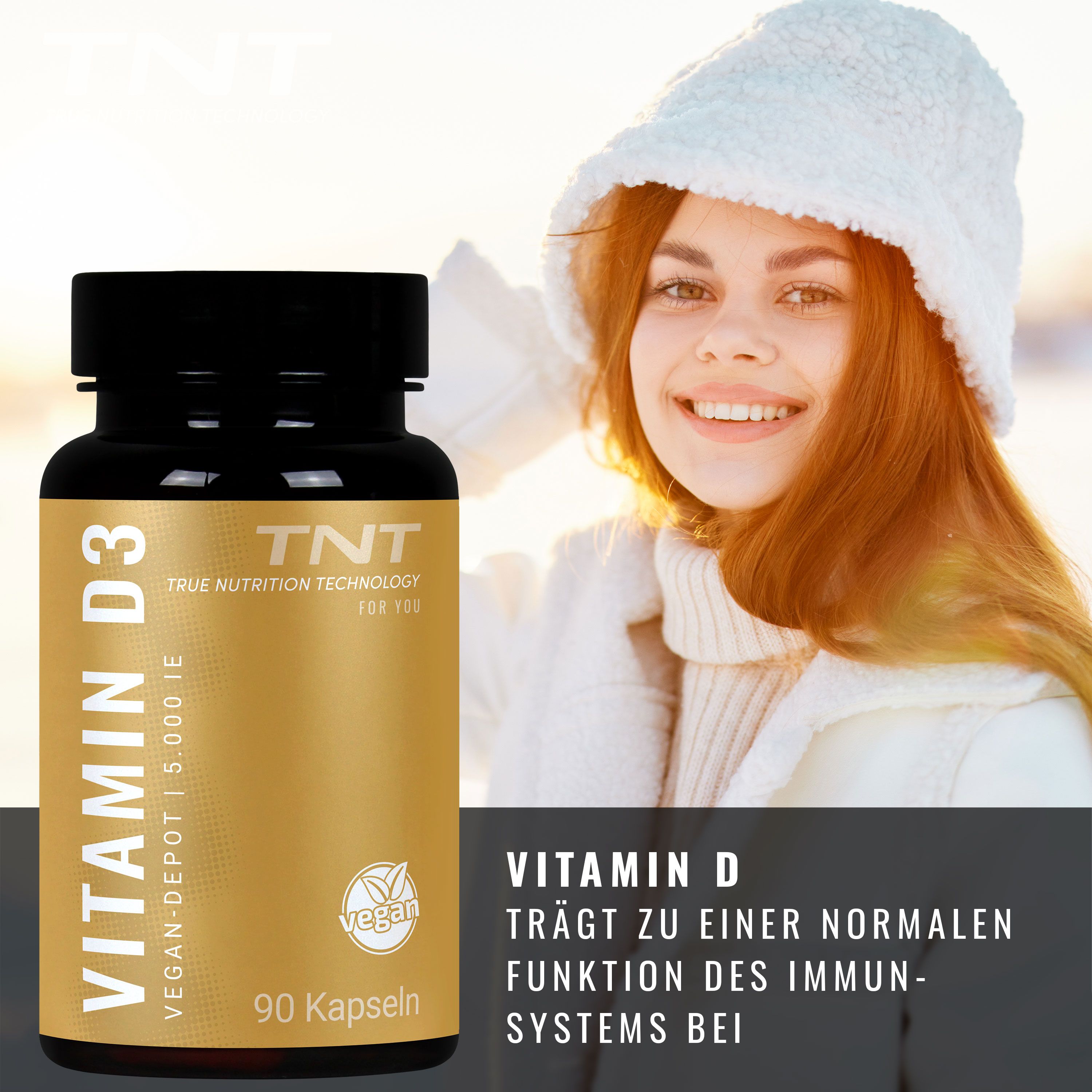 Eine Frau mit Mütze hält eine Flasche TNT Vitamin D3. Aufschrift: Vegan-Depot, 90 Kapseln. Hintergrund: verschneite Landschaft.