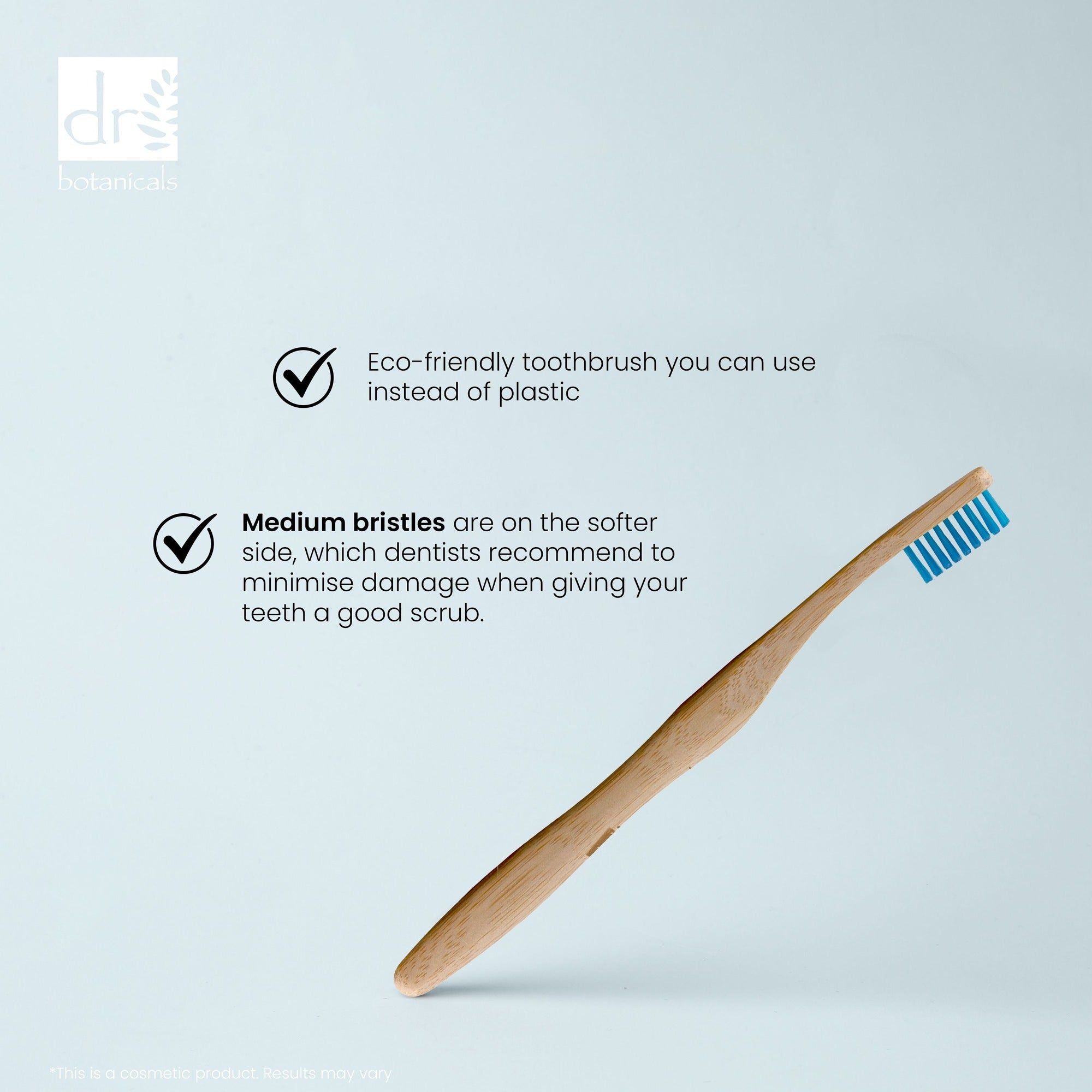 Bambus-Zahnbürste mit blauen Borsten. Marke: Dr Botanicals. Text: Eco-friendly toothbrush you can use instead of plastic.