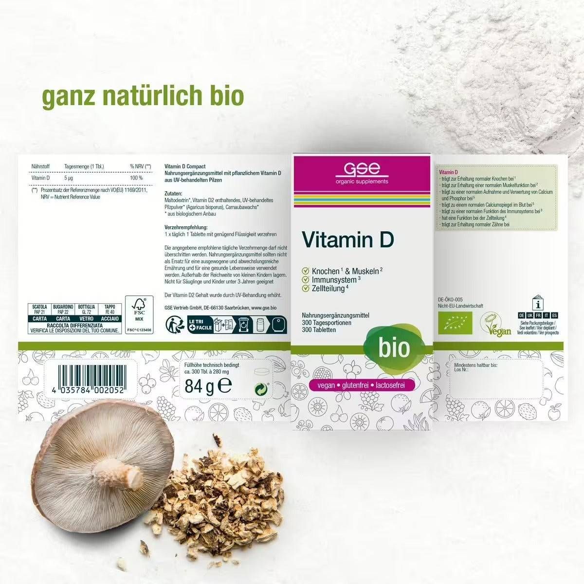 Geöffnete Verpackung mit Vitamin D-Tabletten. Aufschrift: Vitamin D, 300 Tagesportionen, bio. Daneben: Pilz und Kräuter.