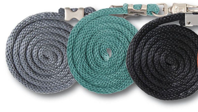 Drei Führstricke in Grau, Türkis und Schwarz. Geflochtene Seile mit Panikhaken. Auf weißem Hintergrund.