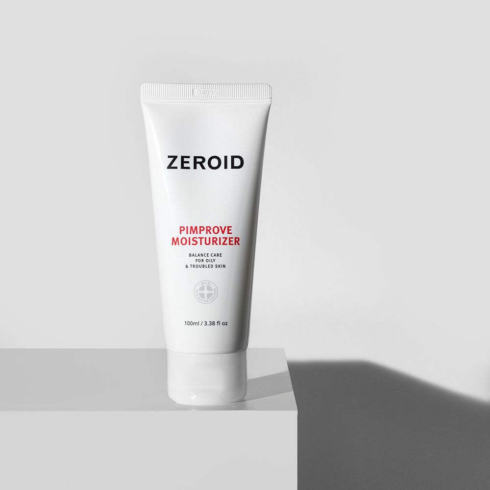 Weiße Tube ZEROID Pimprove Moisturizer auf weißem Podest. Text: Balance Care for Oily & Troubled Skin. 100ml/3.38 fl oz.