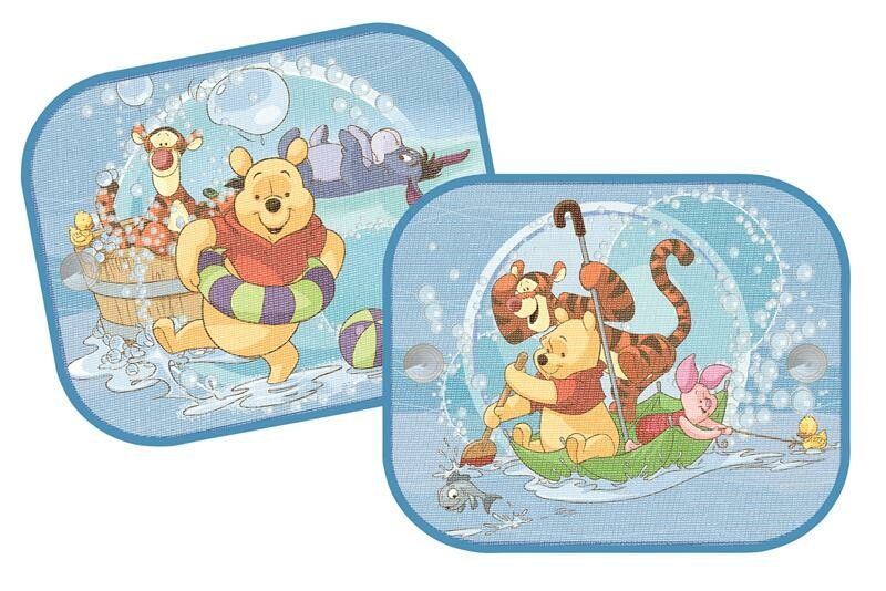 Zwei Auto-Sonnenschutzblenden mit Winnie-the-Pooh-Motiven. Rechteckige Form mit abgerundeten Ecken, blau umrandet. Winnie und Freunde in Szene.