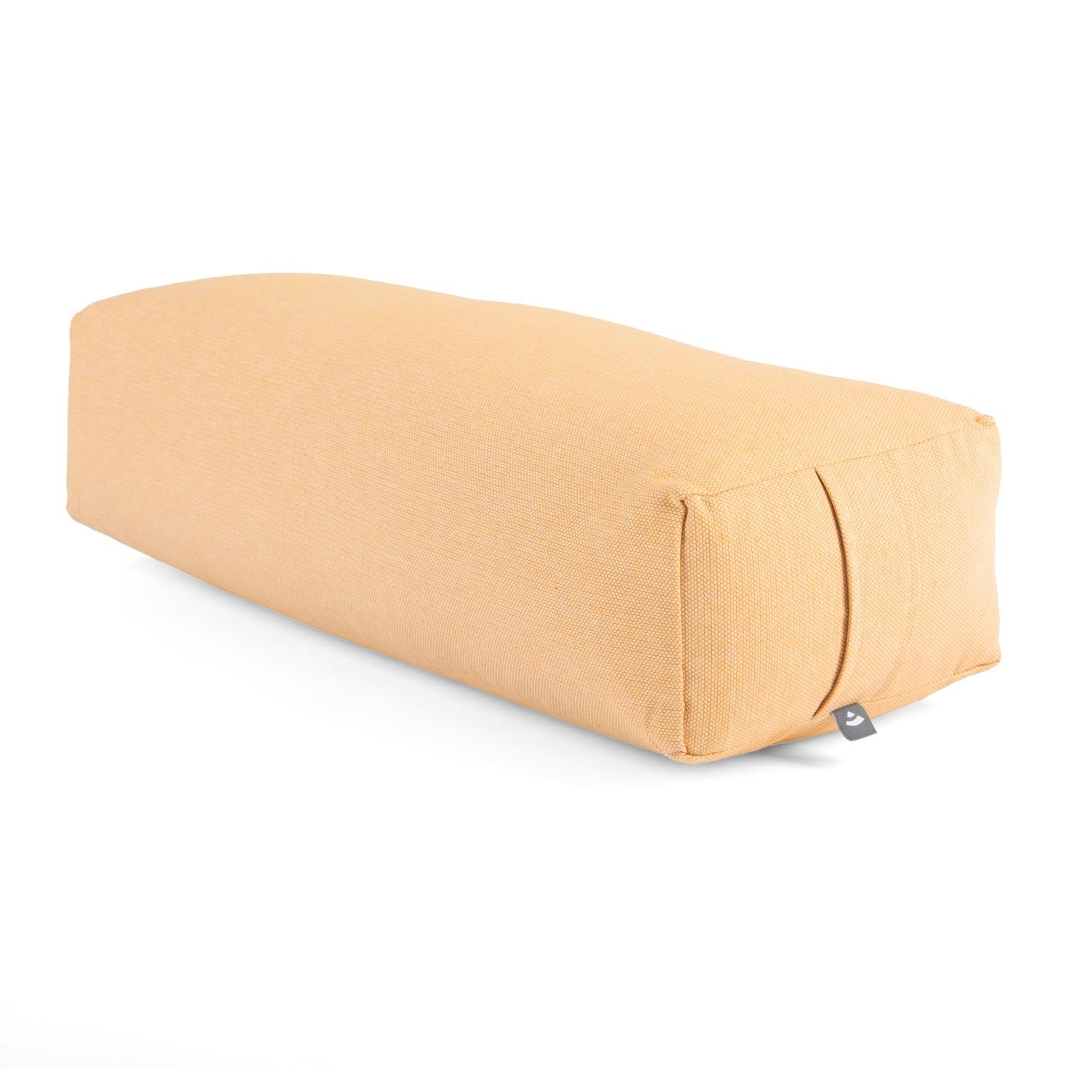 Ein hellgelber Yoga Bolster in klassischer Form, mit einem dezenten Logo-Etikett.