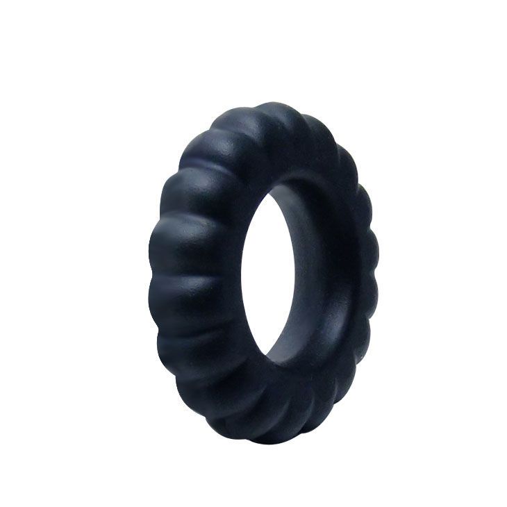 Schwarzer Cockring mit geriffelter Oberfläche. Seitenansicht.