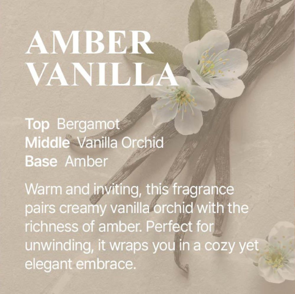 Vanilleblüten und -schoten. Text: AMBER VANILLA. Duftnoten: Bergamotte, Vanille-Orchidee, Amber. Warmer, einladender Duft.