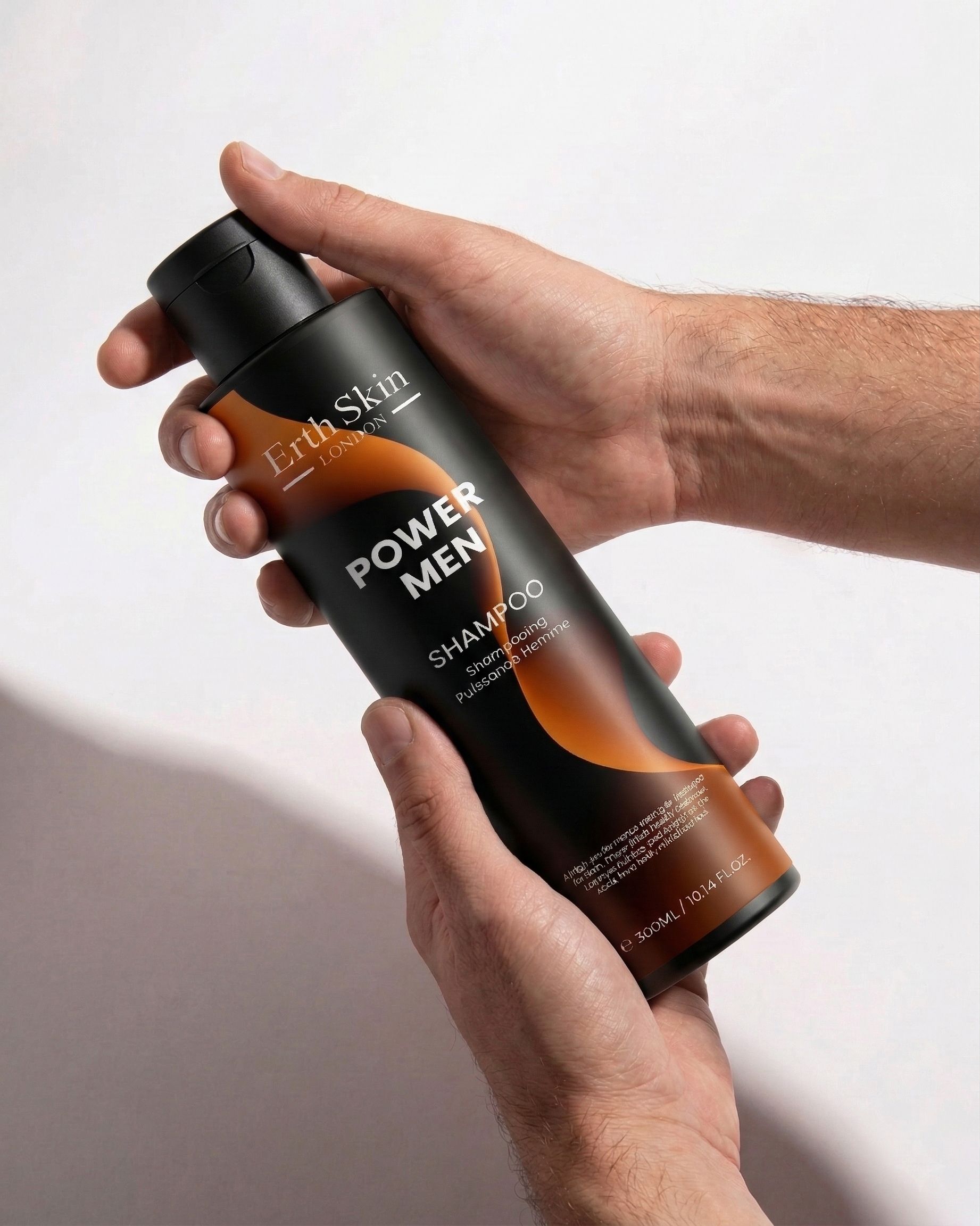 Erth Skin London Power Männer Shampoo Flasche in Händen.