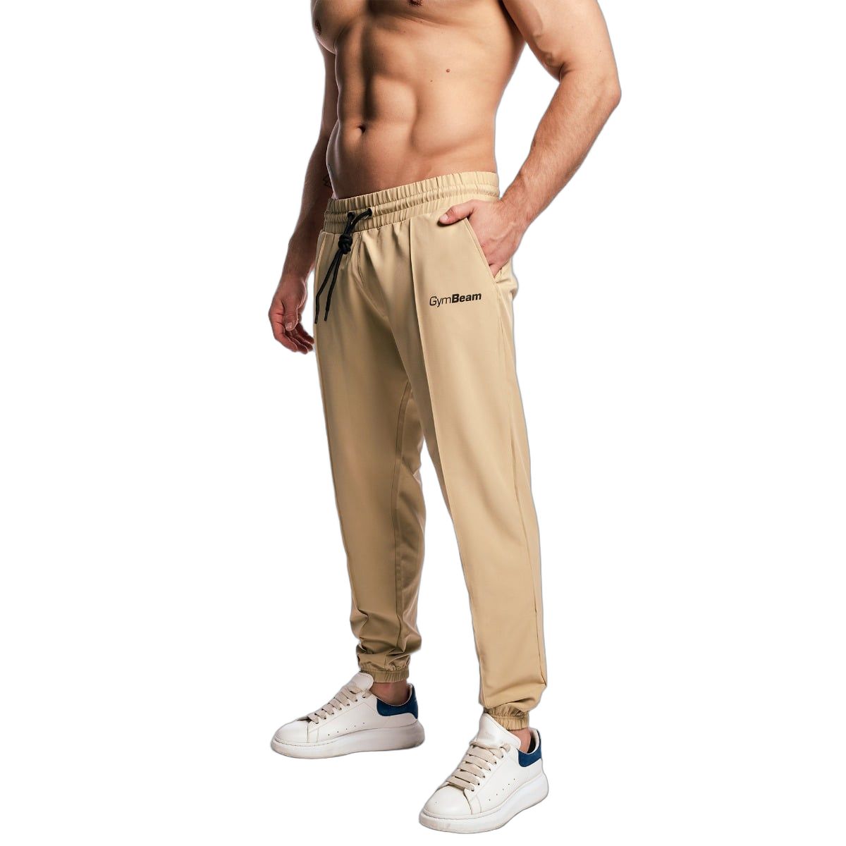 Mann in beiger Jogginghose mit Kordelzug, Seitenansicht.