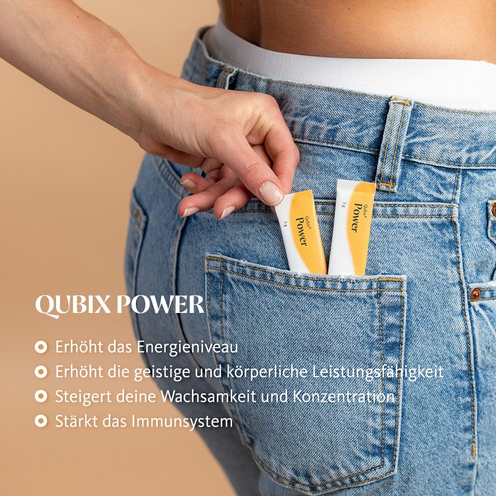 Zwei Qubix Power-Beutel in einer Jeans-Hosentasche. Weiß-gelbe Verpackung. Aufschrift Power.