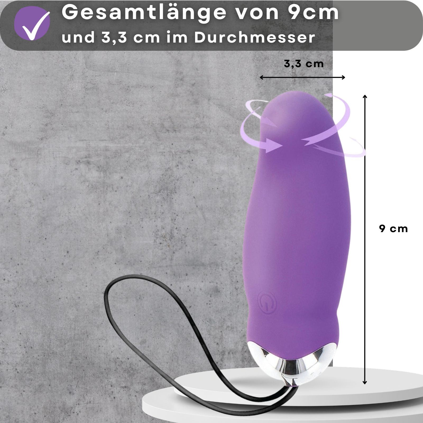 Lila Vibrator. 9 cm lang, 3,3 cm Durchmesser. Produkt auf Podest. Maße beschriftet.