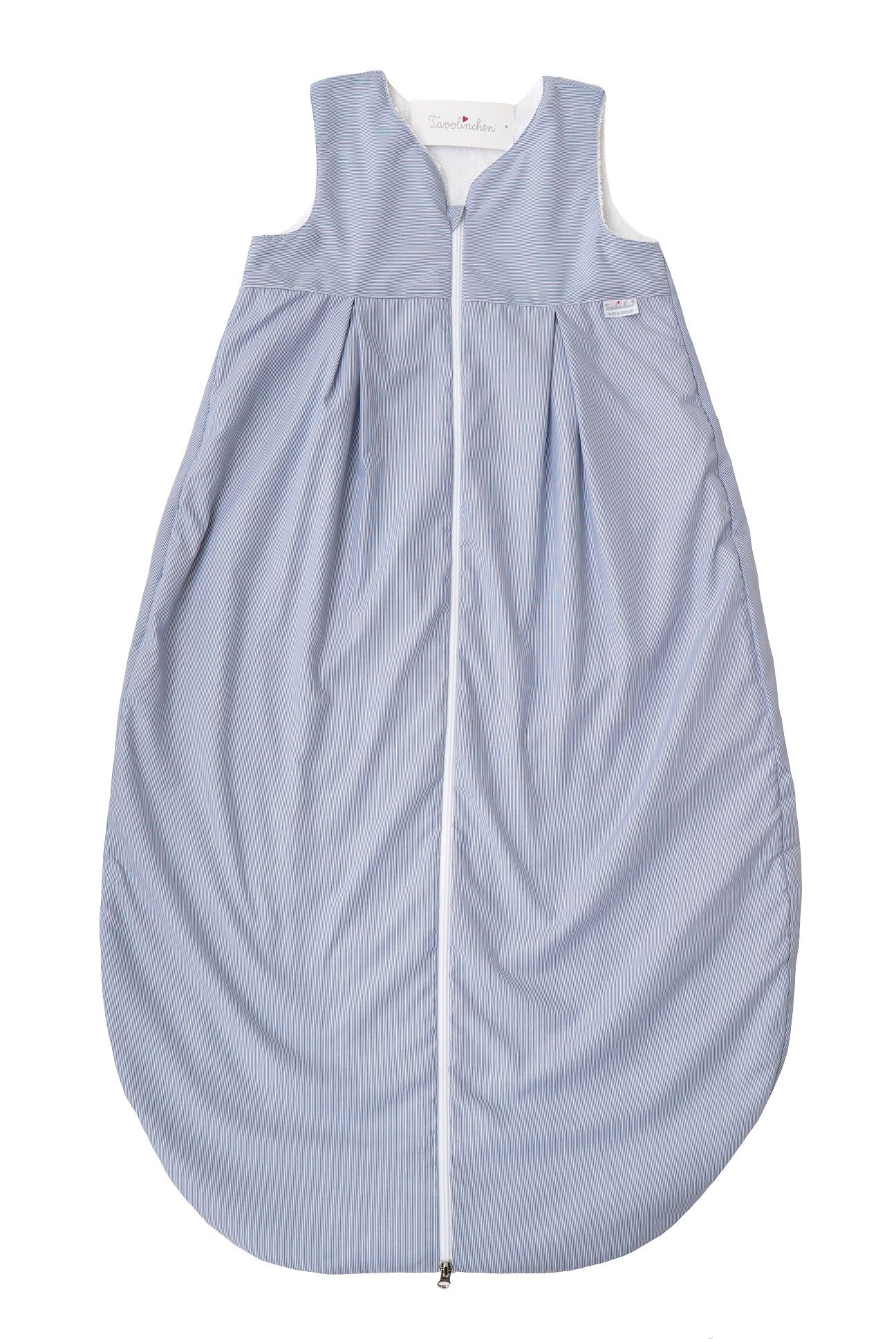 Frottierschlafsack mit blau-weiß gestreiftem Außenstoff und weißem Innenfutter. Reißverschluss mittig. Ohne Ärmel.