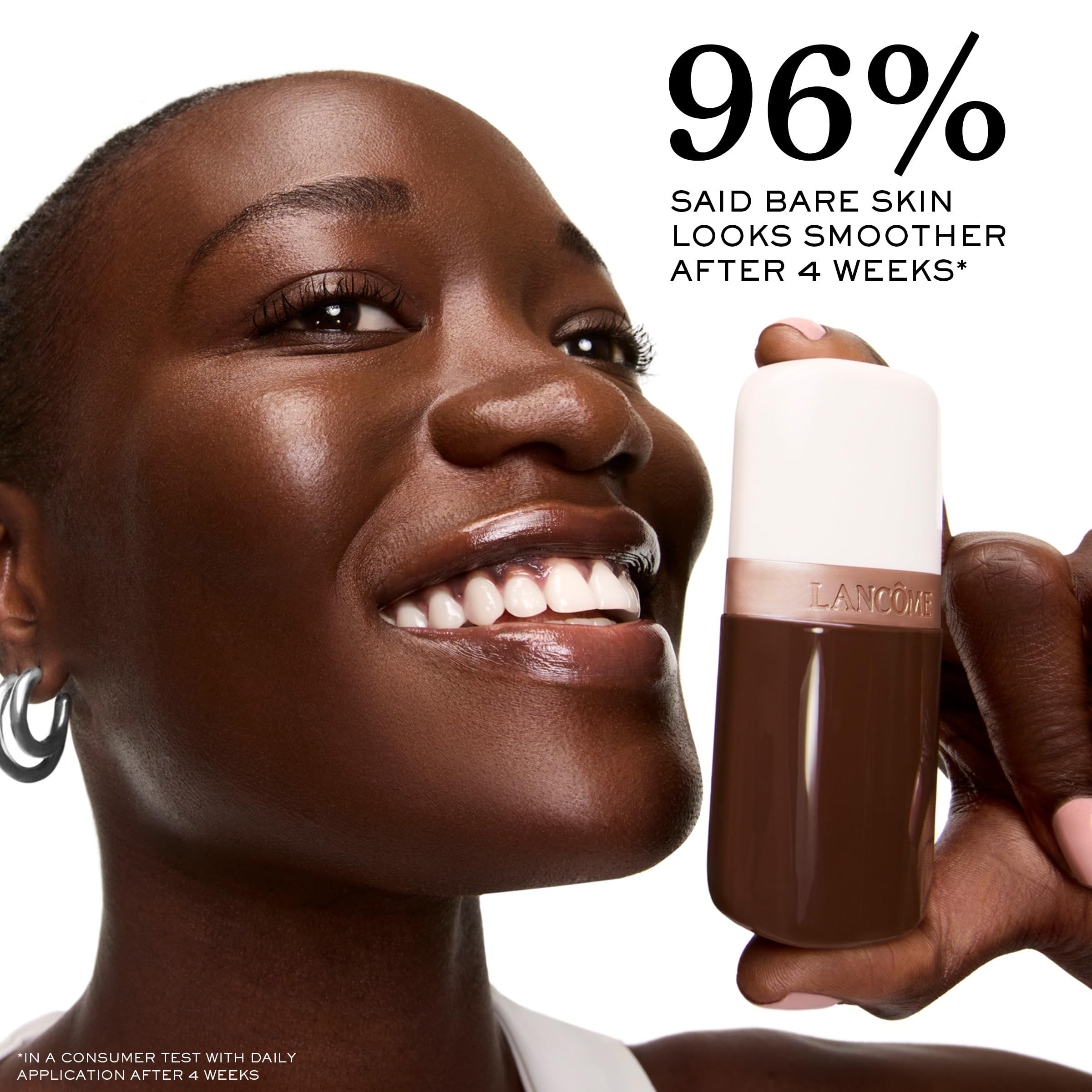 Frau hält Produkt. Text: 96% sagen, dass die Haut nach 4 Wochen glatter aussieht. Produkt: Lancôme Idôle.