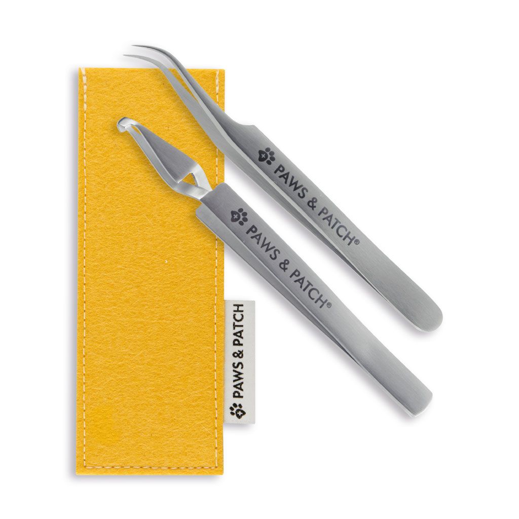 Zwei Zecken-Duo-Werkzeuge aus Metall mit gelbem Etui. Aufschrift: PAWS & PATCH.