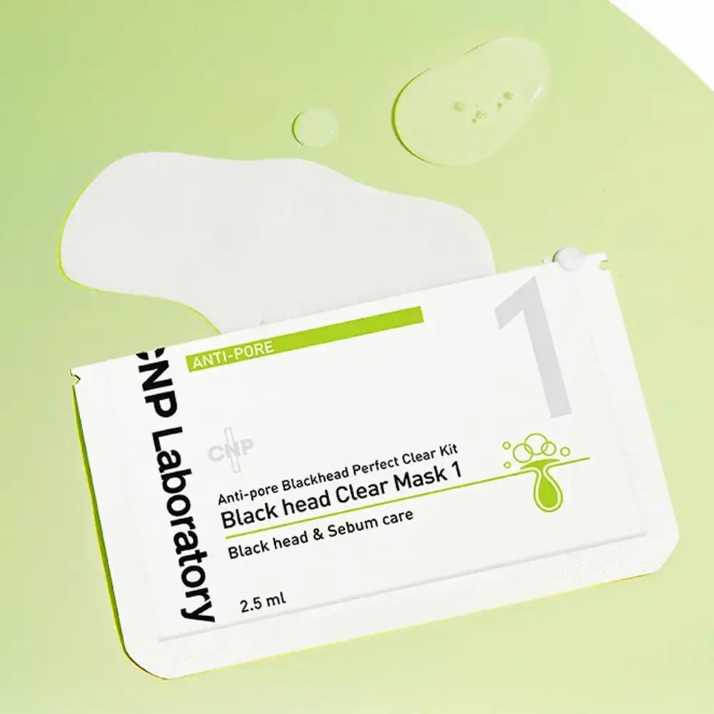 Verpackung von Maske 1 des CNP Laboratory Anti-Pore Clear Kits. Weißes Sachet mit grünen Akzenten. Produktinformationen.