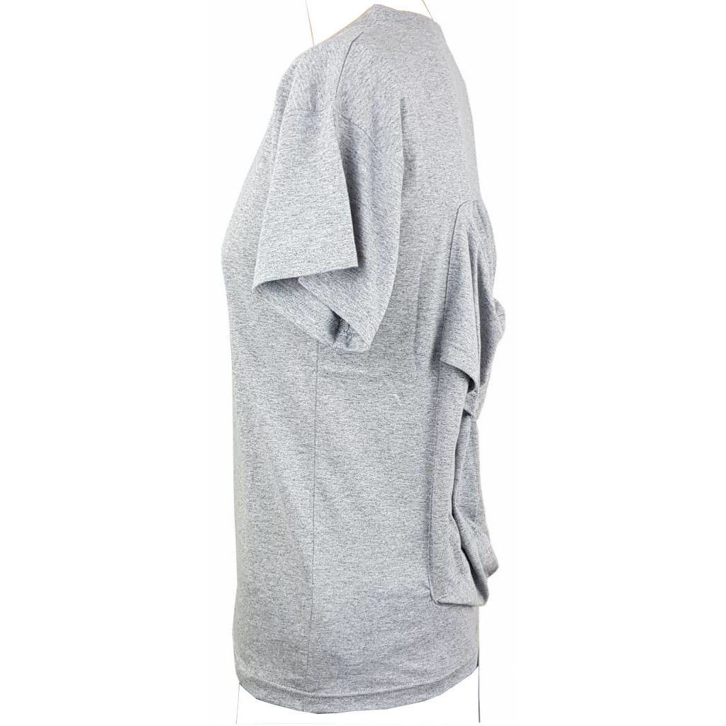 Graues T-Shirt ohne Rückeneinsatz, Seitenansicht. Kurze Ärmel, Stoff drapiert am Rücken.