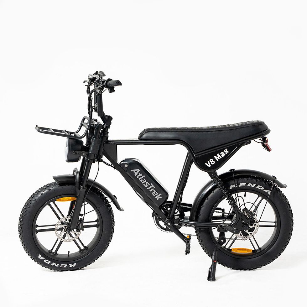 Schwarzes E-Bike mit Kenda-Reifen, Gepäckträger, Scheinwerfer und V8 Max-Schriftzug. Akku mit AtlasTrek-Logo.
