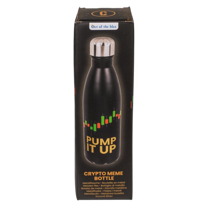 Schwarze Trinkflasche in schwarzer Verpackung. Aufdruck: Diagramm, goldener Schriftzug "PUMP IT UP". Verpackung mit Text.