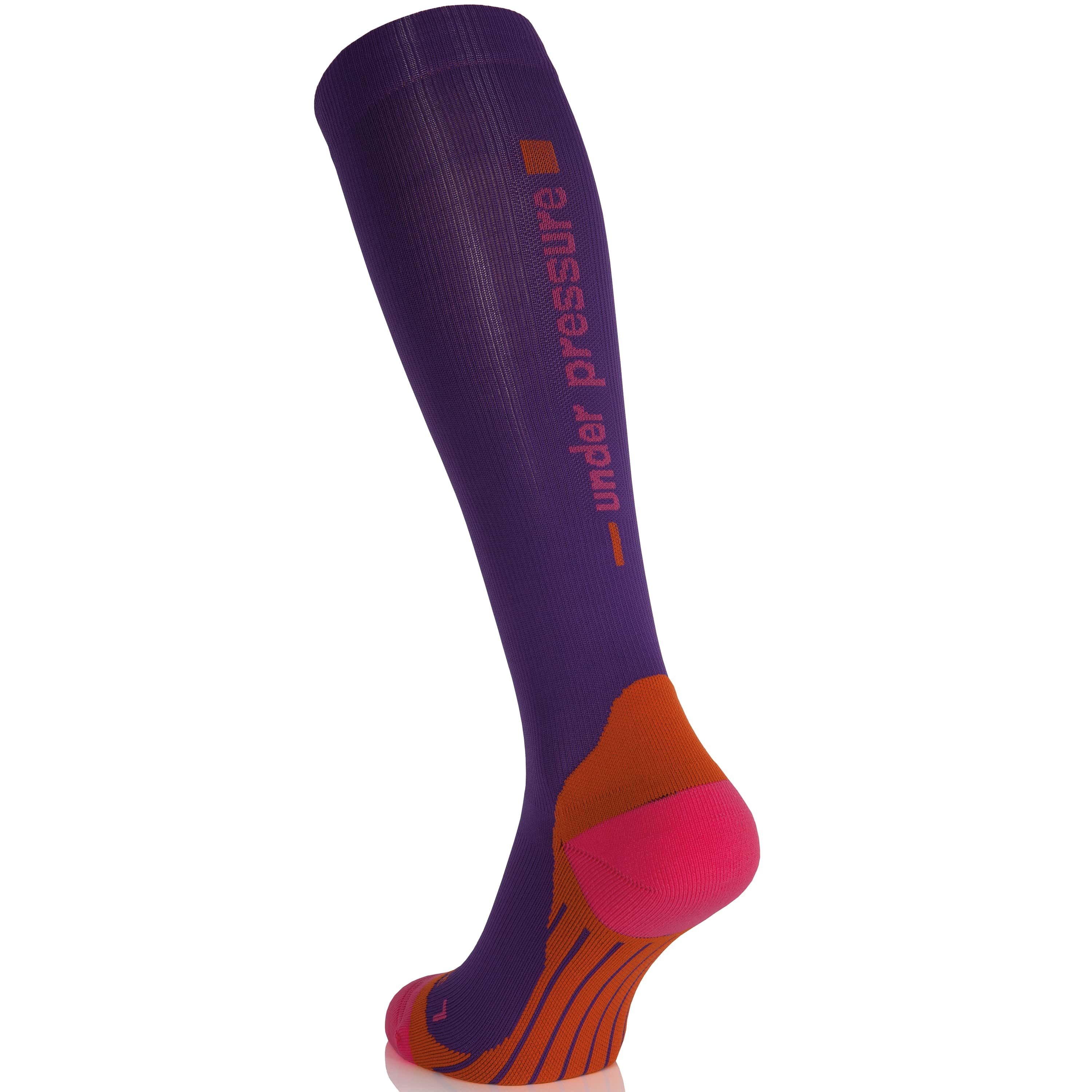 Kompressionsstrumpf, violett mit orangefarbenen und pinkfarbenen Akzenten. Schriftzug "under pressure".