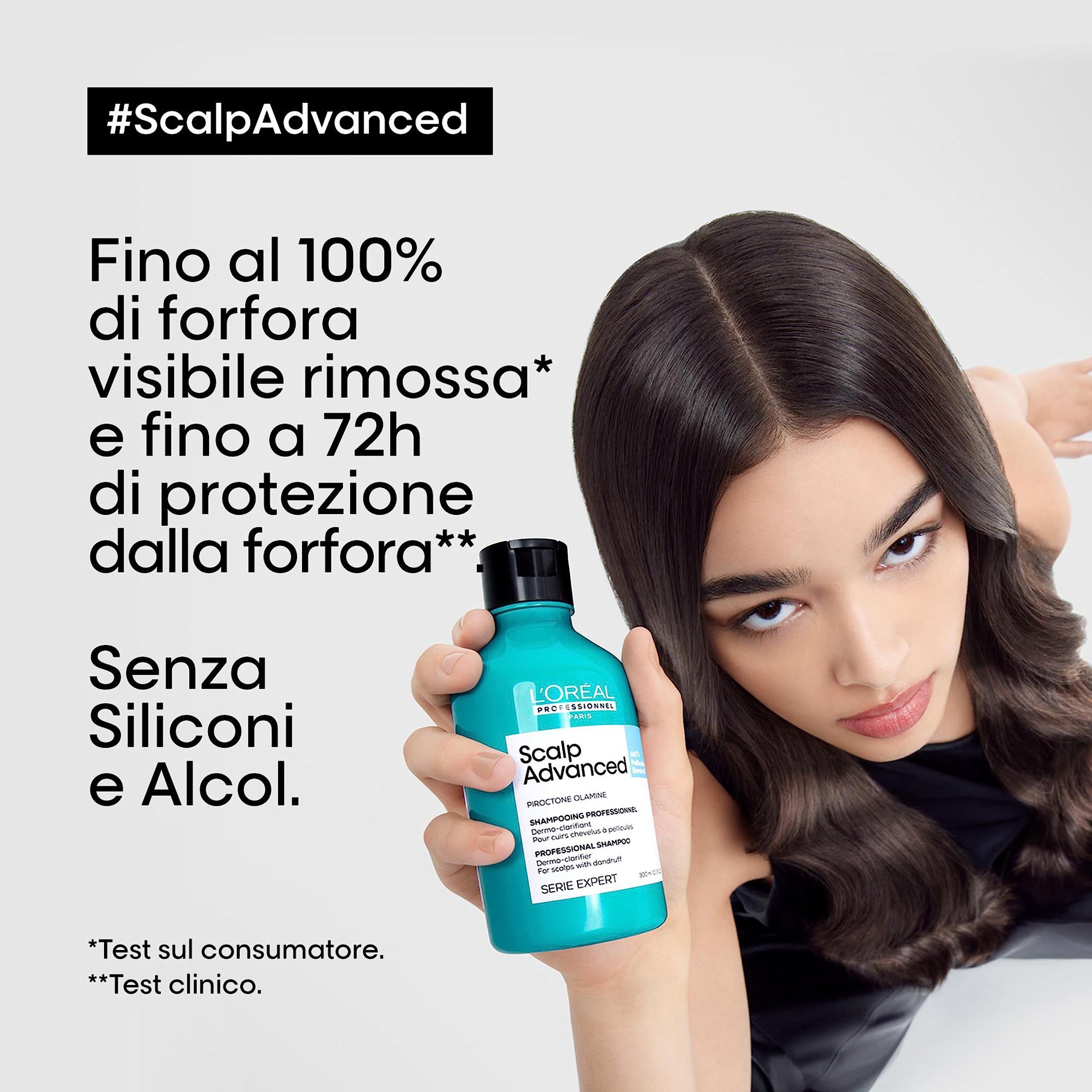 Eine Frau hält eine türkisfarbene Shampoo-Flasche. Aufschrift: Scalp Advanced. Text über Schuppenentfernung und Schutz. Ohne Silikone und Alkohol.