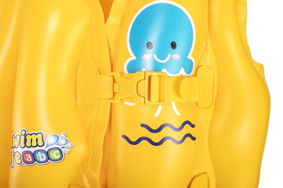 Nahaufnahme einer gelben Schwimmweste. Detailansicht des Verschlusses mit blauem Oktopus-Motiv und Wellen.