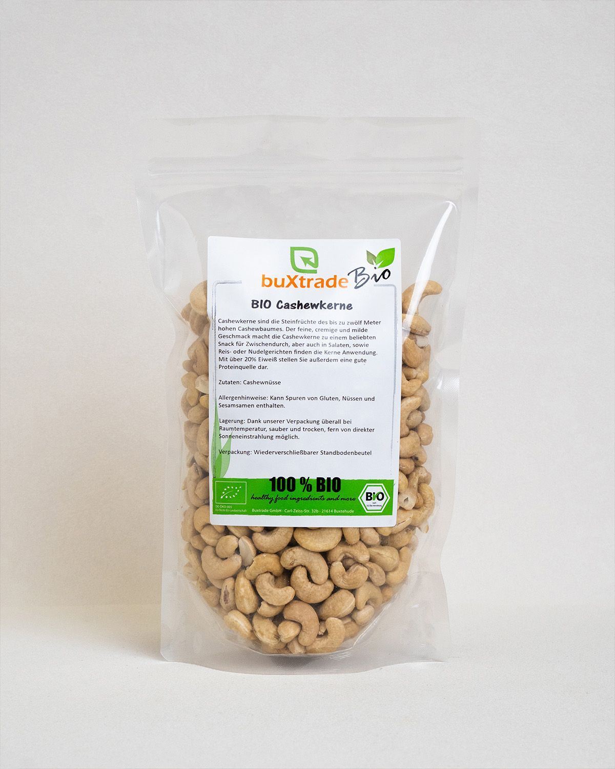 Transparenter Beutel mit Bio Cashewkernen. Aufkleber mit Produktinformationen und Bio-Siegel.