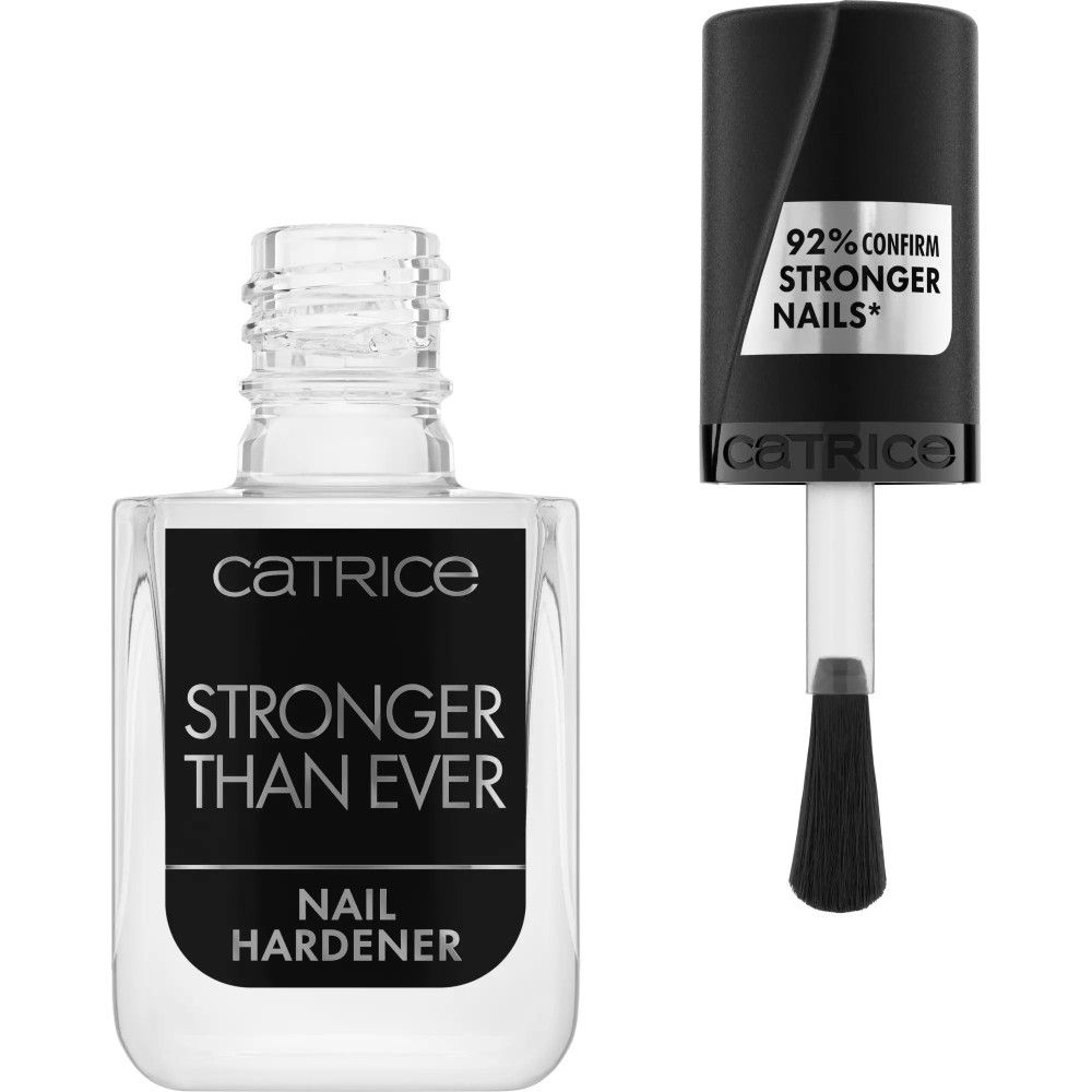 Nagelhärter-Flasche mit geöffnetem Deckel und Pinsel. Aufschrift: Catrice, Stronger Than Ever, Nail Hardener. 92% bestätigen stärkere Nägel.