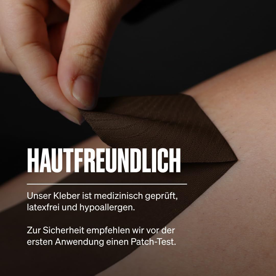 Dunkelbraunes Kinesiologie-Tape wird auf die Haut aufgetragen. Text: "Hautfreundlich".