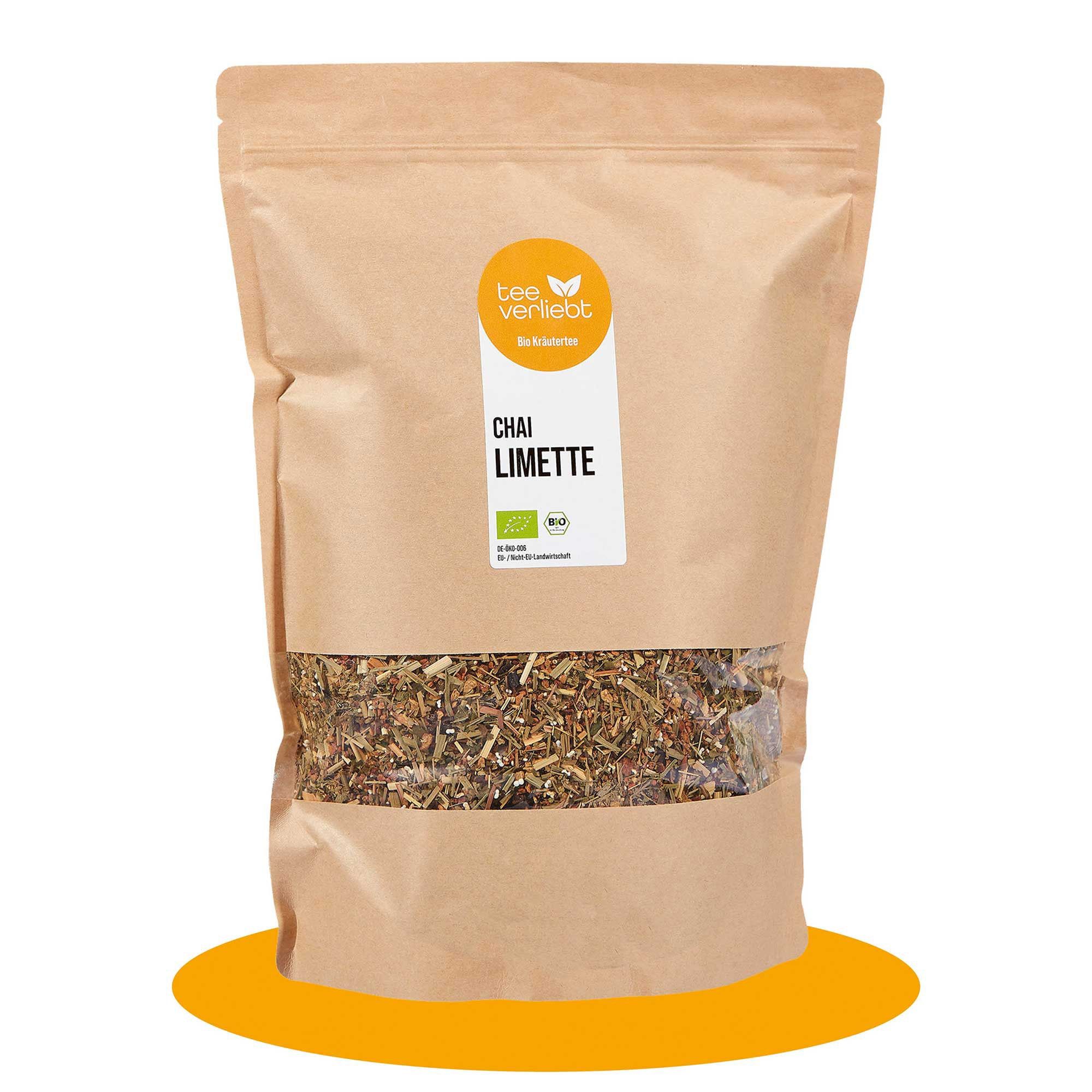Beutel mit losem Kräutertee. Sichtfenster zeigt Kräutermischung. Logo und Schriftzug "tee verliebt" und "Chai Limette". Bio-Siegel.