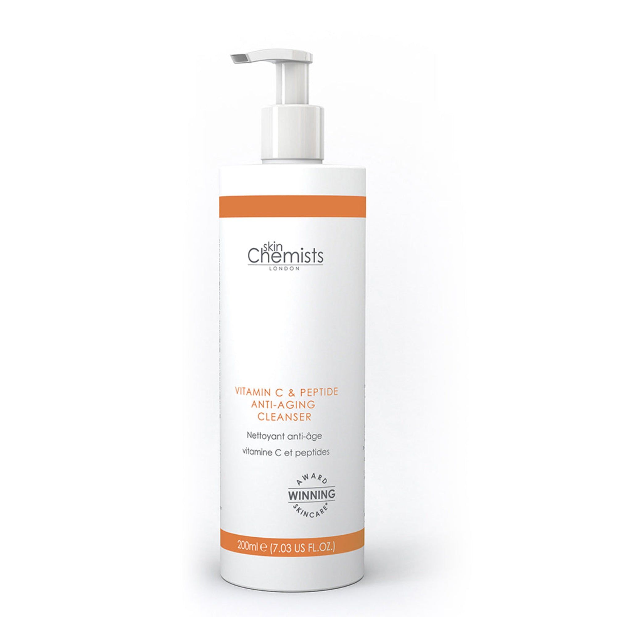 Weißer Flakon mit Pumpe. Orangefarbener Streifen und Text: skinChemists, Vitamin C & Peptide Anti-Aging Cleanser. Auszeichnung.