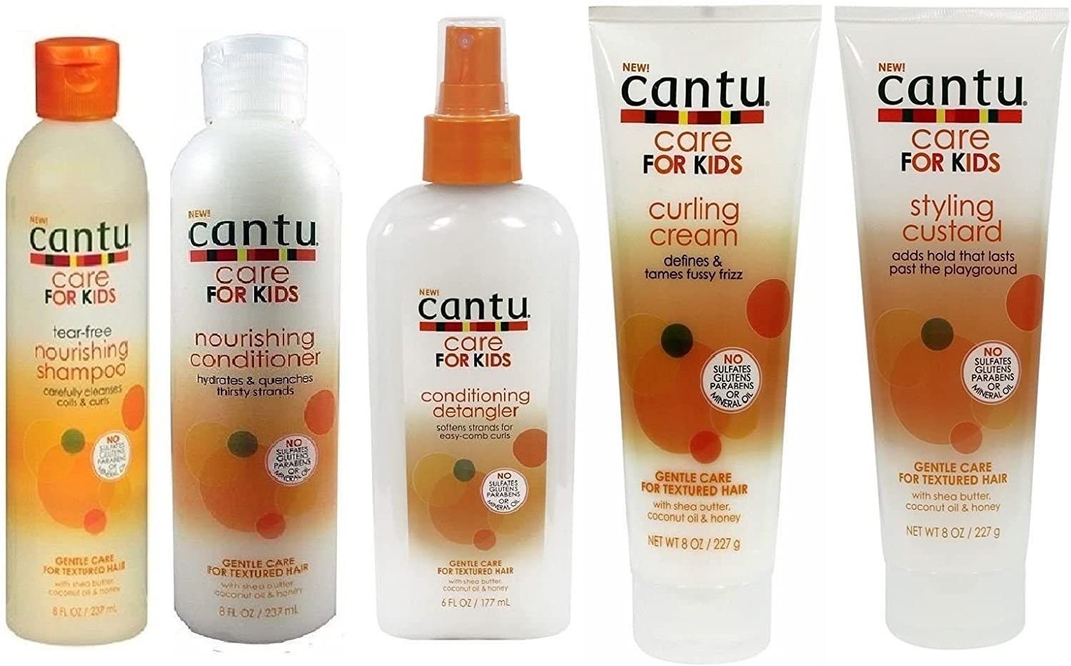 Fünf Cantu Care for Kids Produkte: Shampoo, Spülung, Entwirrer, Lockencreme und Stylingcreme. Weiße Flaschen und Tuben mit orangefarbenen Akzenten.