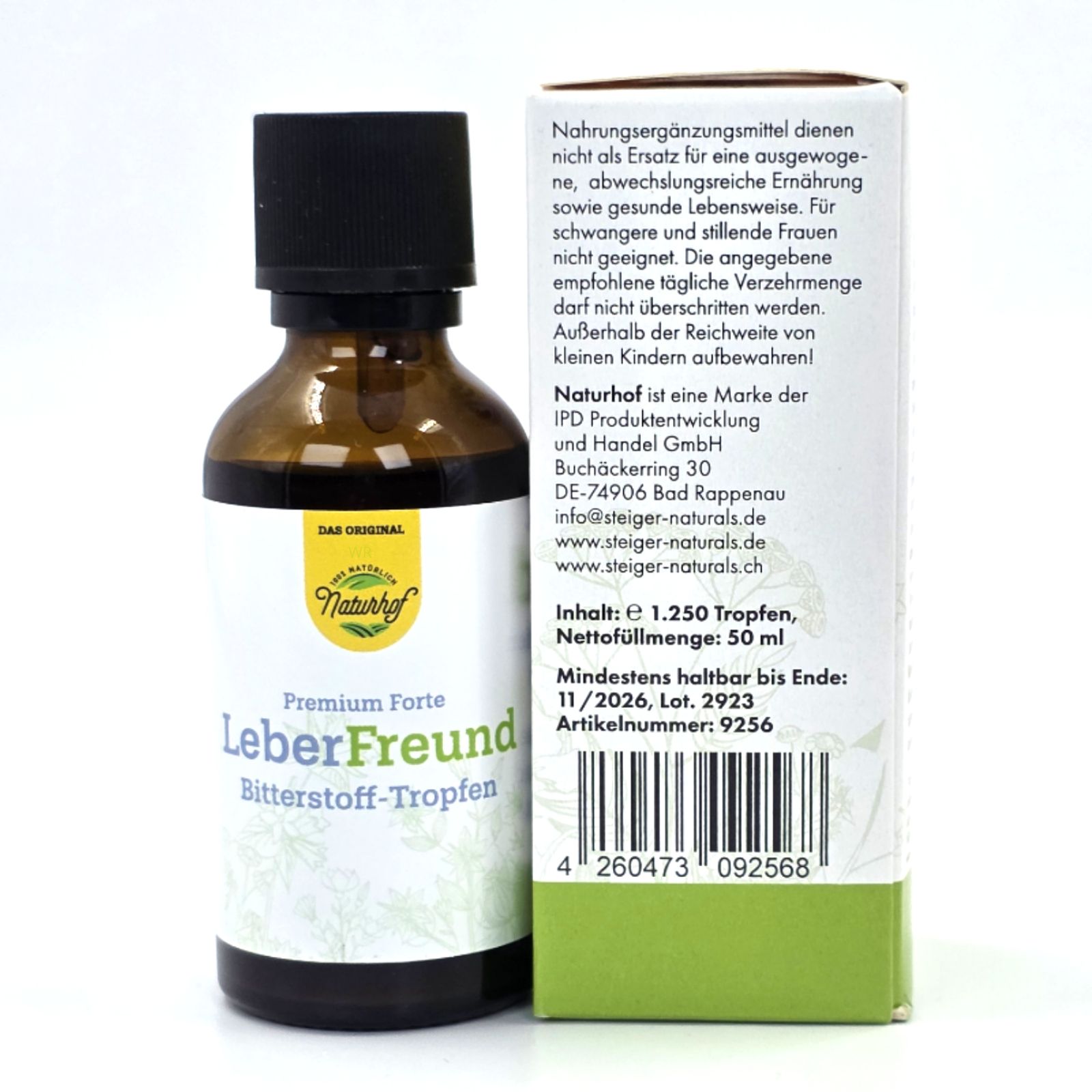 Braune Glasflasche mit schwarzem Verschluss und Etikett. Daneben eine Produktverpackung mit Text.