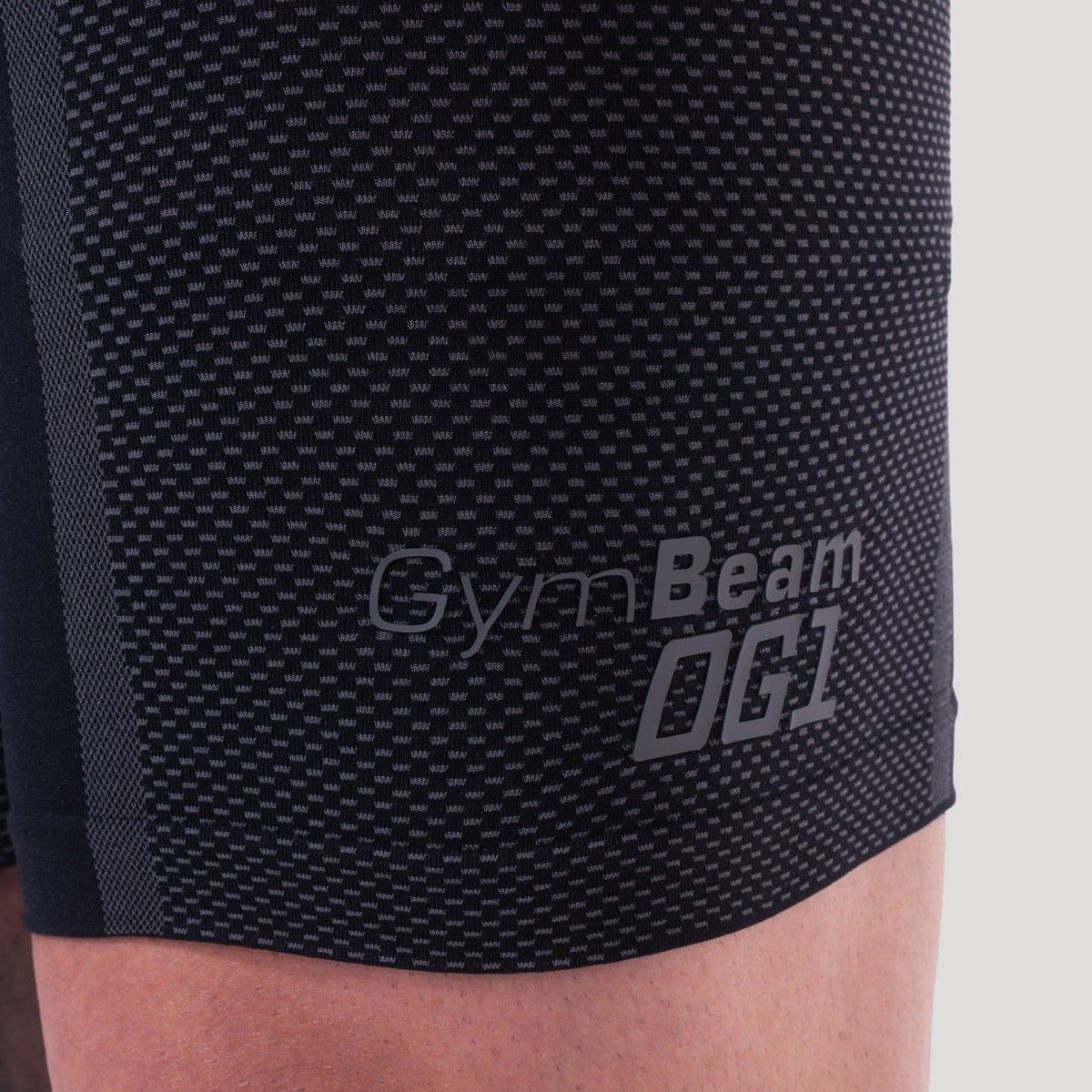 Detailansicht Herren-Shorts, nahtlos, schwarz, mit GymBeam OG1 Logo.