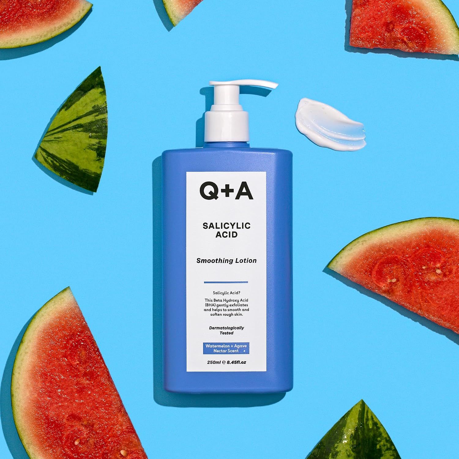 Eine Q+A Salicylsäure glättende Lotion Flasche, umgeben von Wassermelonenscheiben.