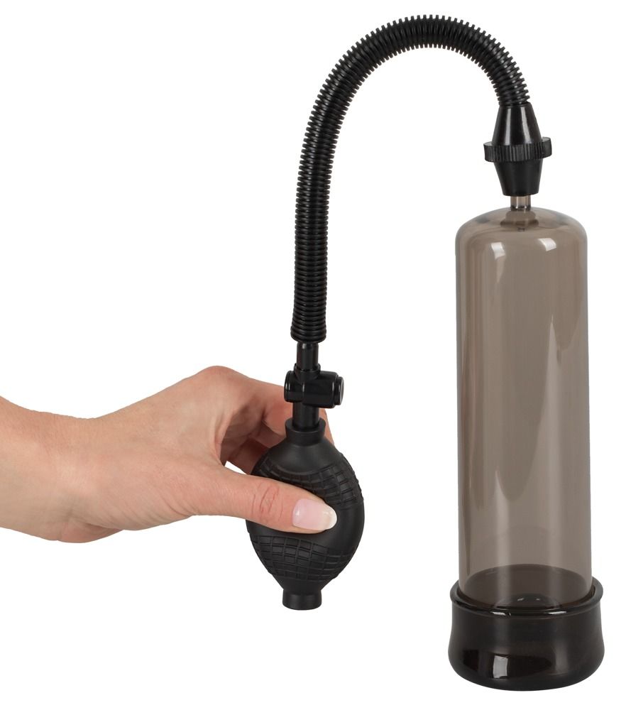 Zylinderpumpe mit Pumpball. Hand hält Pumpball. Schwarzer Zylinder, flexibler Schlauch und Pumpball.