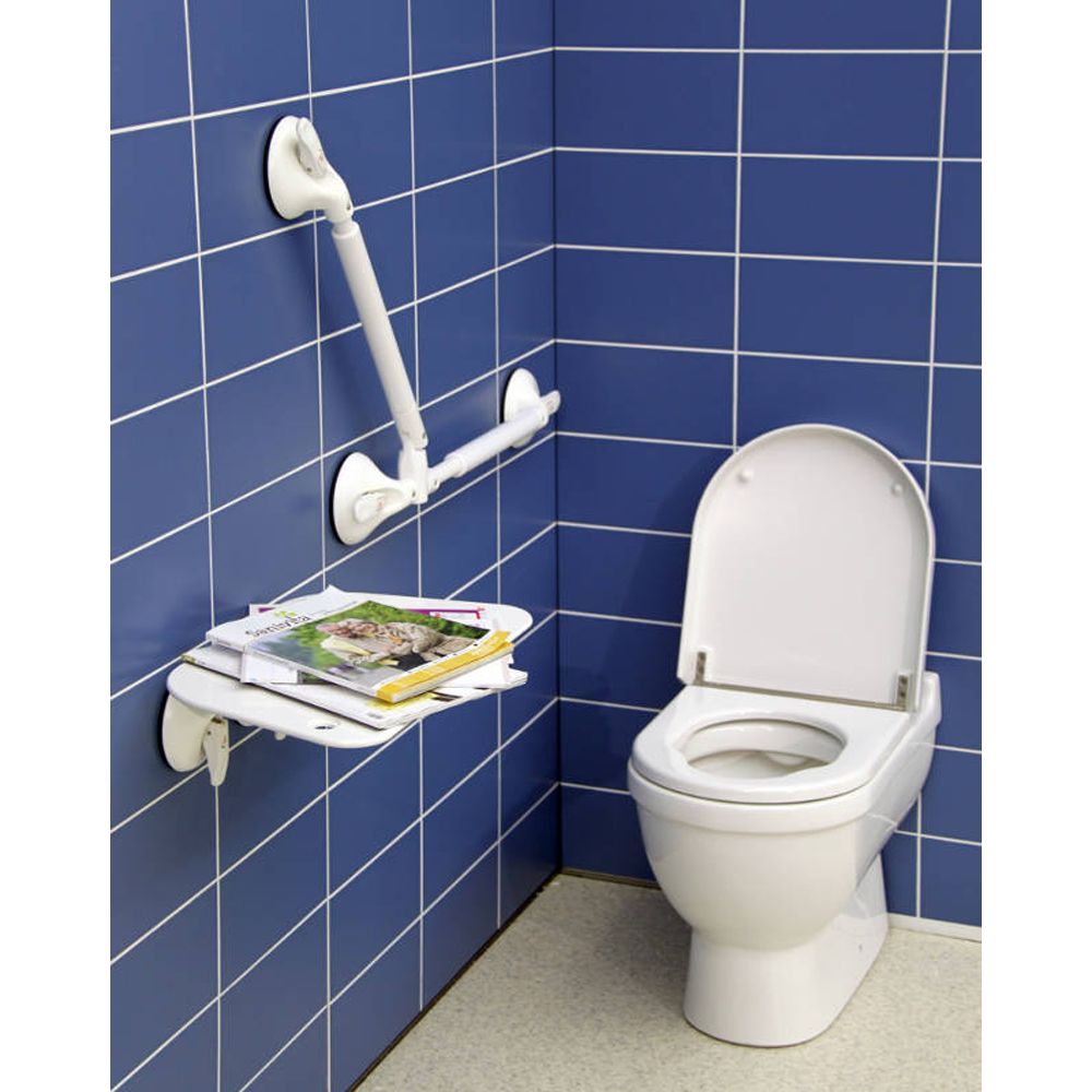 Weißer Teleskop-Haltegriff mit Saugnäpfen an blauer Wandfliesenwand neben einer Toilette.