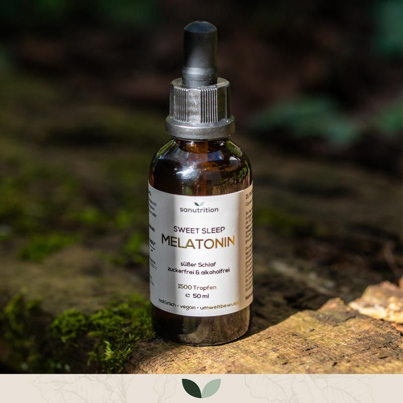 Braune Glasflasche mit Tropfer. Etikett mit "Sweet Sleep Melatonin". Natürliche Umgebung.
