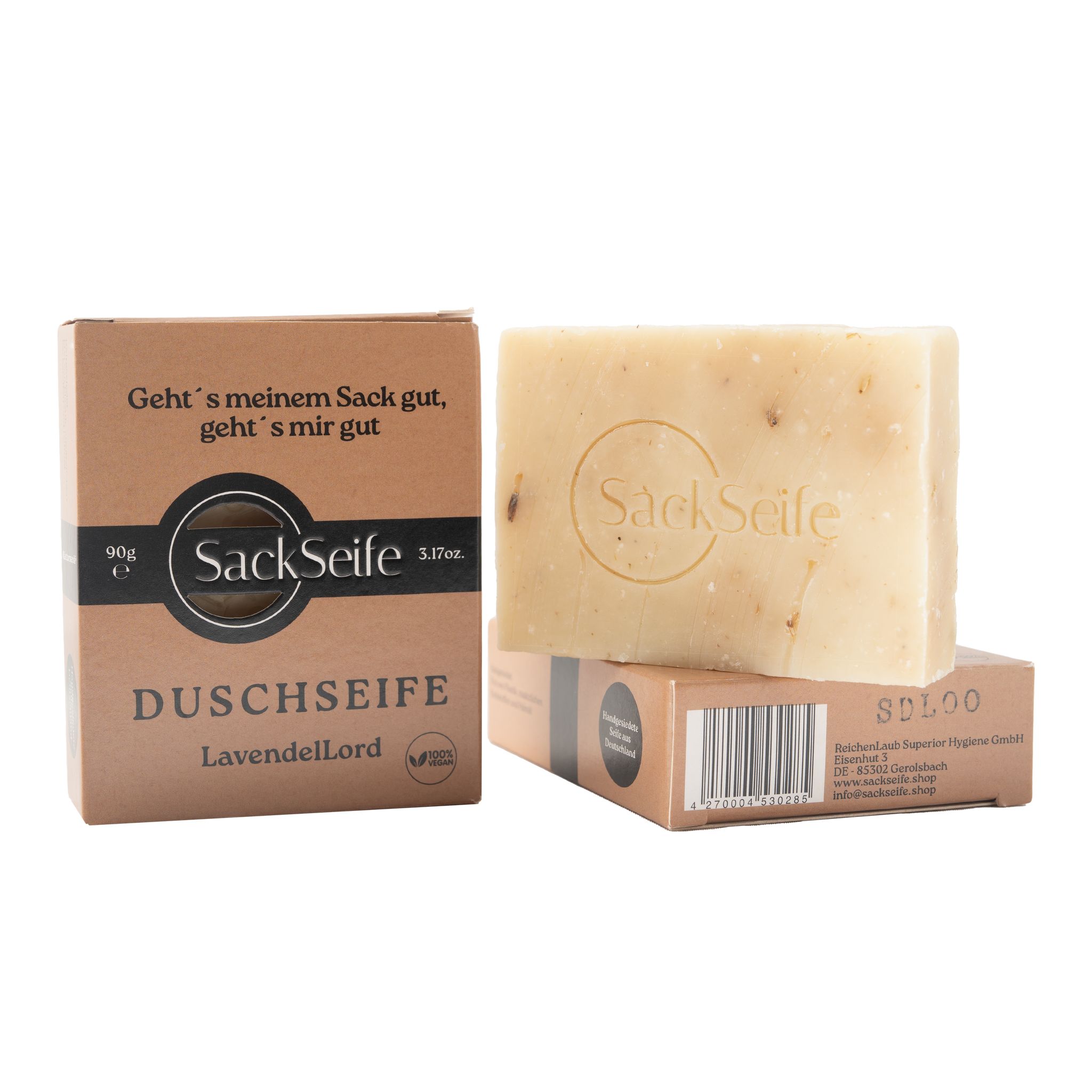 Seifenstück und Verpackung. Aufschrift "SackSeife", "Duschseife Lavendellord". Braune Verpackung mit Produktinformationen.
