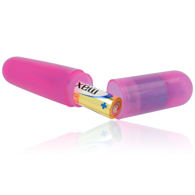 Ein pinker Vibrierbullet ist geöffnet. Eine AA-Batterie wird in das Innere geschoben.
