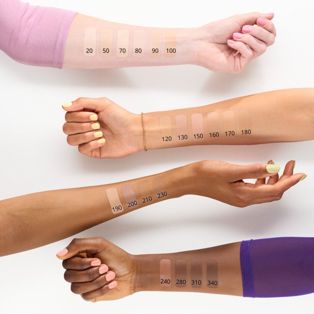 Arme mit verschiedenen Hauttönen zeigen Concealer-Farben. Auf den Armen sind Nummern von 20 bis 340 zu sehen.