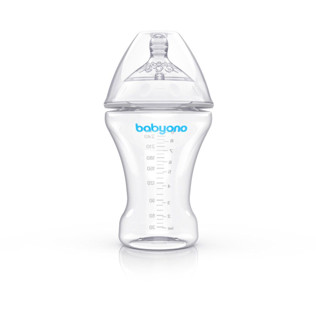 Transparente Babyflasche mit blauem Logo und Messskala. Mit Schnulleraufsatz. Auf weißem Hintergrund.