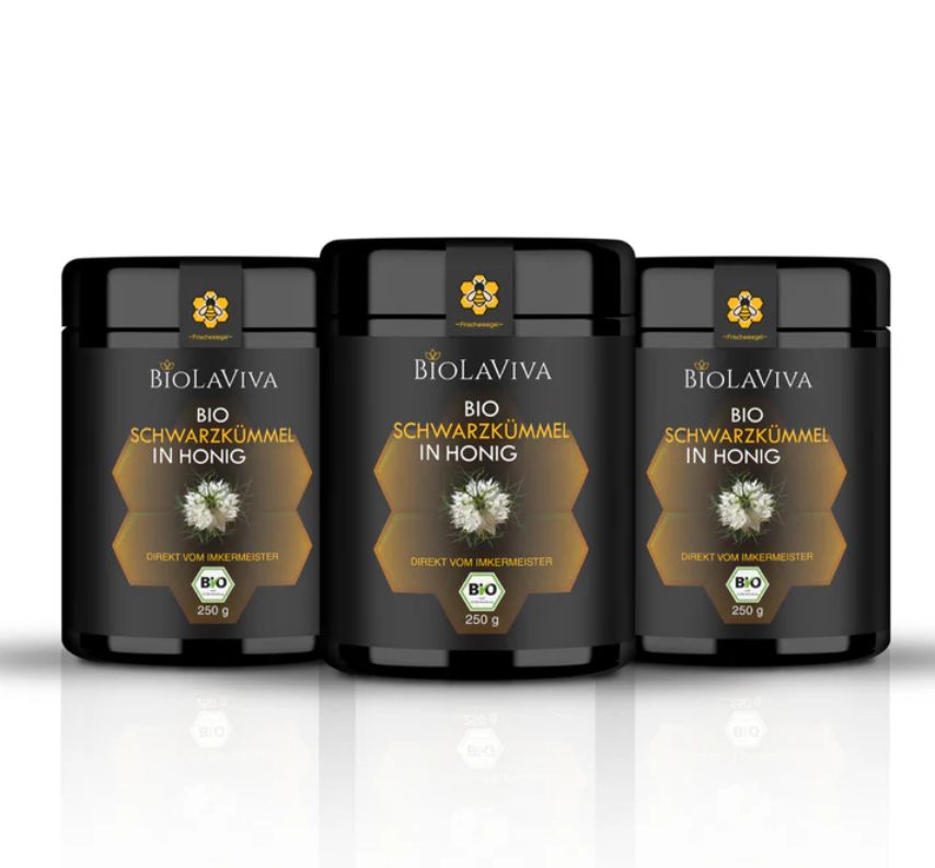 Drei schwarze Dosen BIOLAVIVA BIO-Schwarzkümmel in Honig. Jede Dose hat ein Etikett mit Produktinformationen und dem Bio-Siegel.