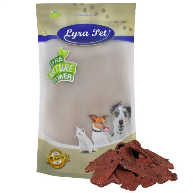 Beutel mit Lyra Pet Lammfleischstreifen. Aufdruck: Lyra Nature Power. Hunde abgebildet. Daneben Streifen.