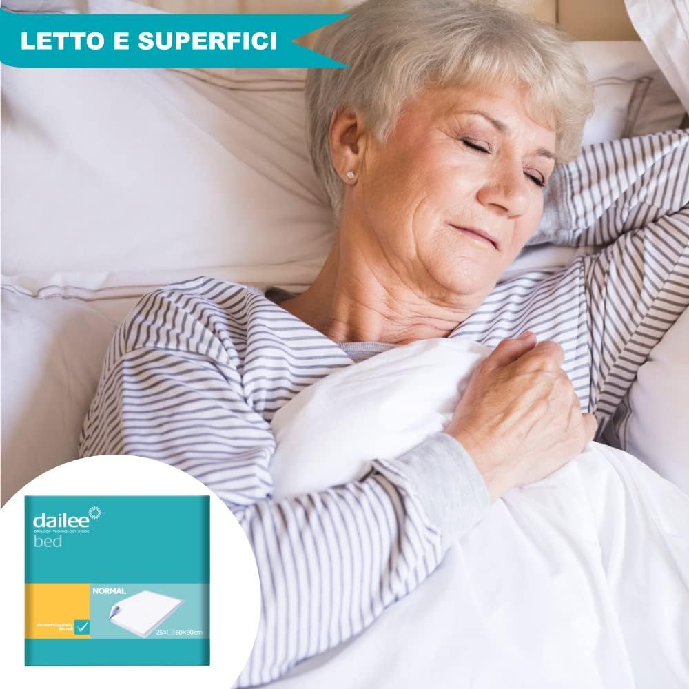 Eine ältere Frau liegt im Bett. Auf dem Nachttisch liegt eine Dailee Bed-Packung. Auf der Packung steht "Normal".