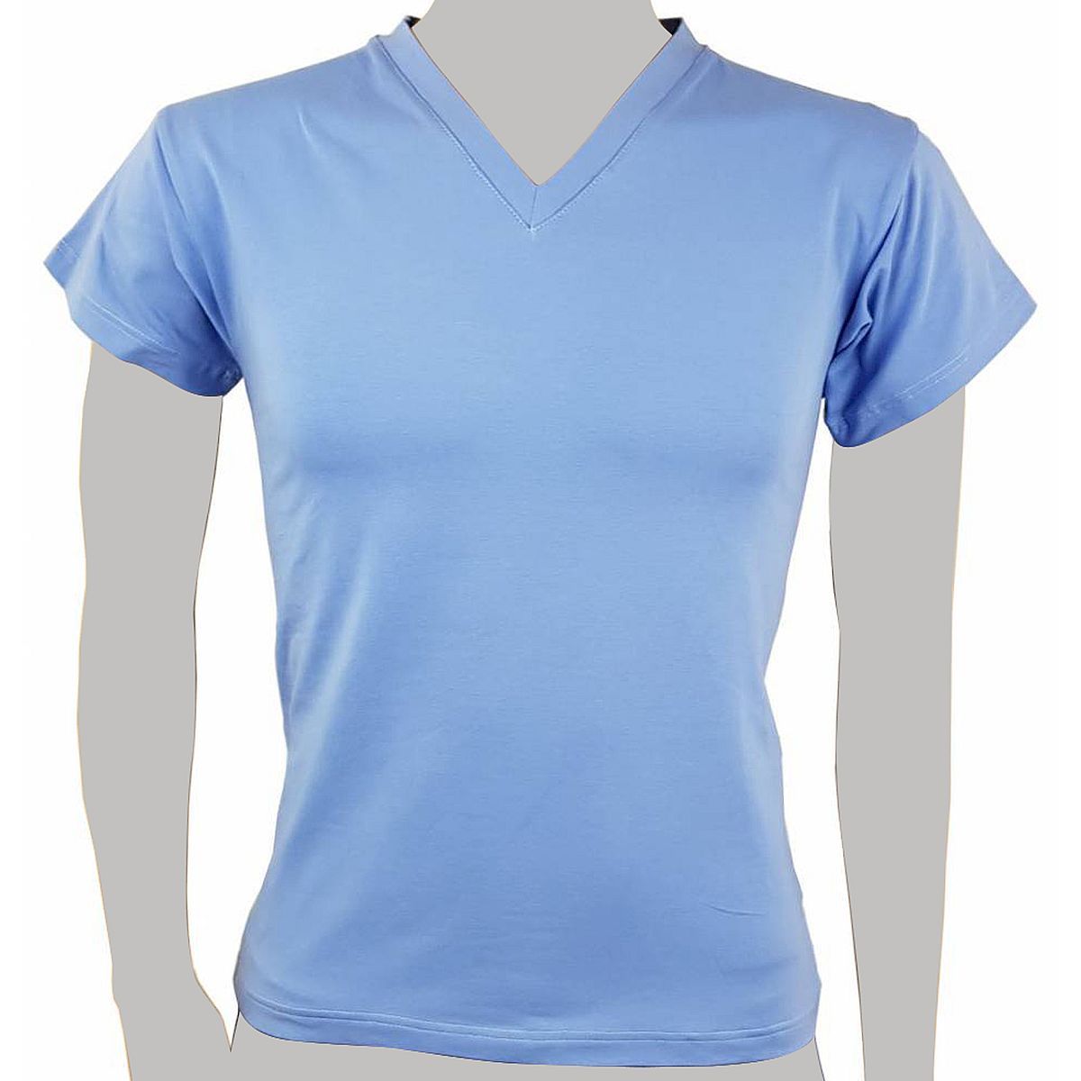 Hellblaues V-Ausschnitt-Shirt. Kurze Ärmel. Frontansicht auf Büste.