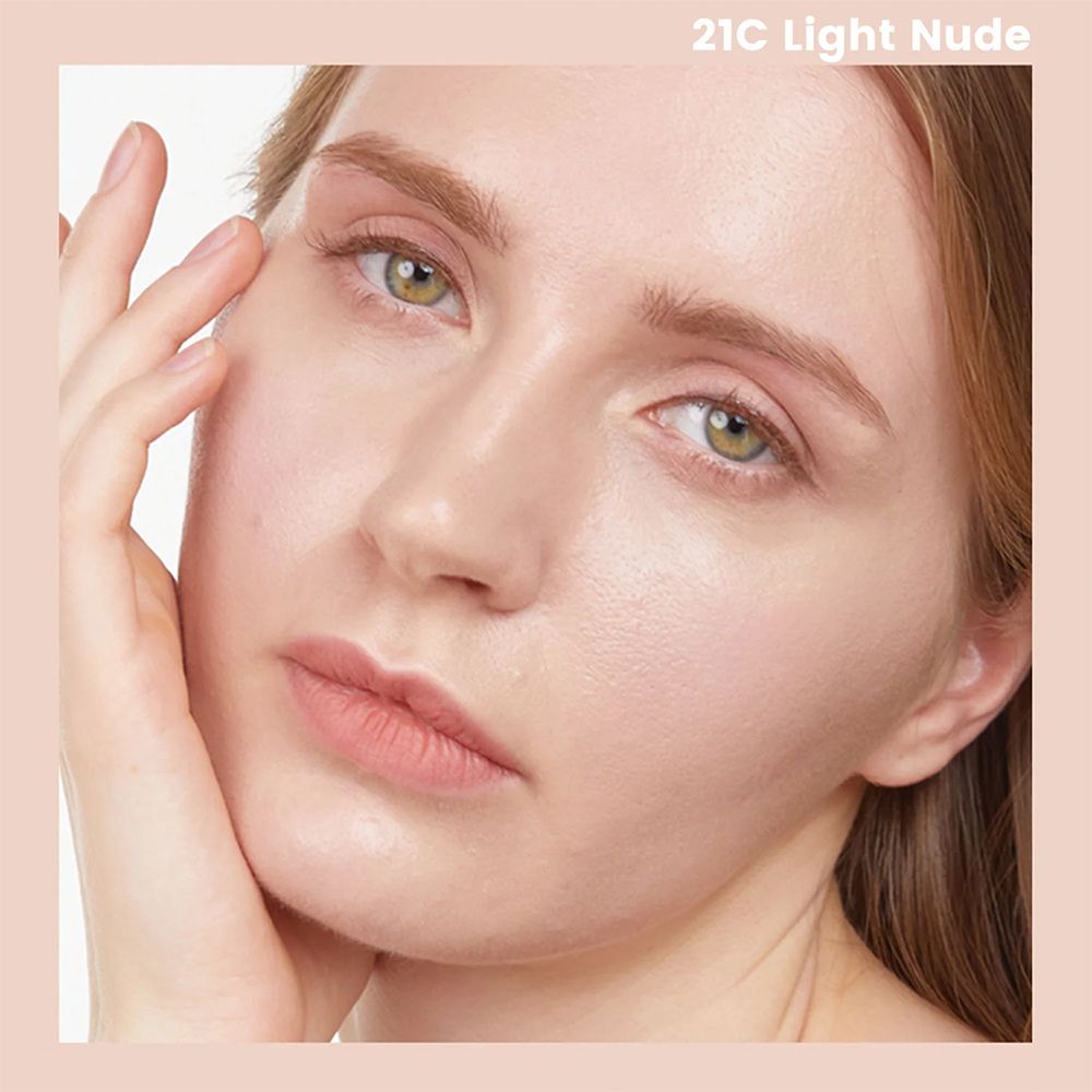 Nahaufnahme eines Gesichts mit aufgetragener BB Moringa Ceramide 21C Light Nude.