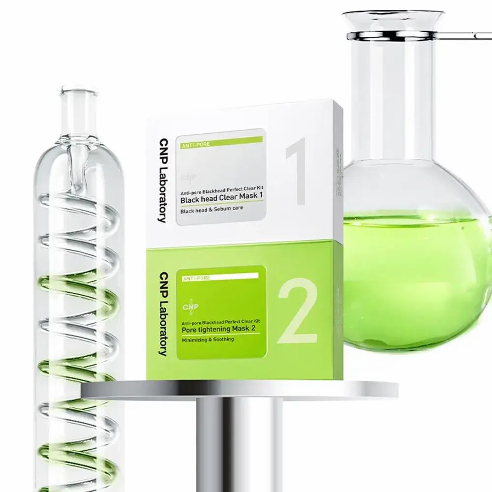 CNP Laboratory Anti-Pore Clear Kit mit Maske 1 und 2. Neben Glasbehältern platziert. Produktinformationen auf der Verpackung.