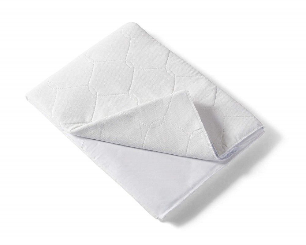 Weiße, rechteckige Unterlage mit gesteppter Oberfläche. Ein Teil ist umgeschlagen.