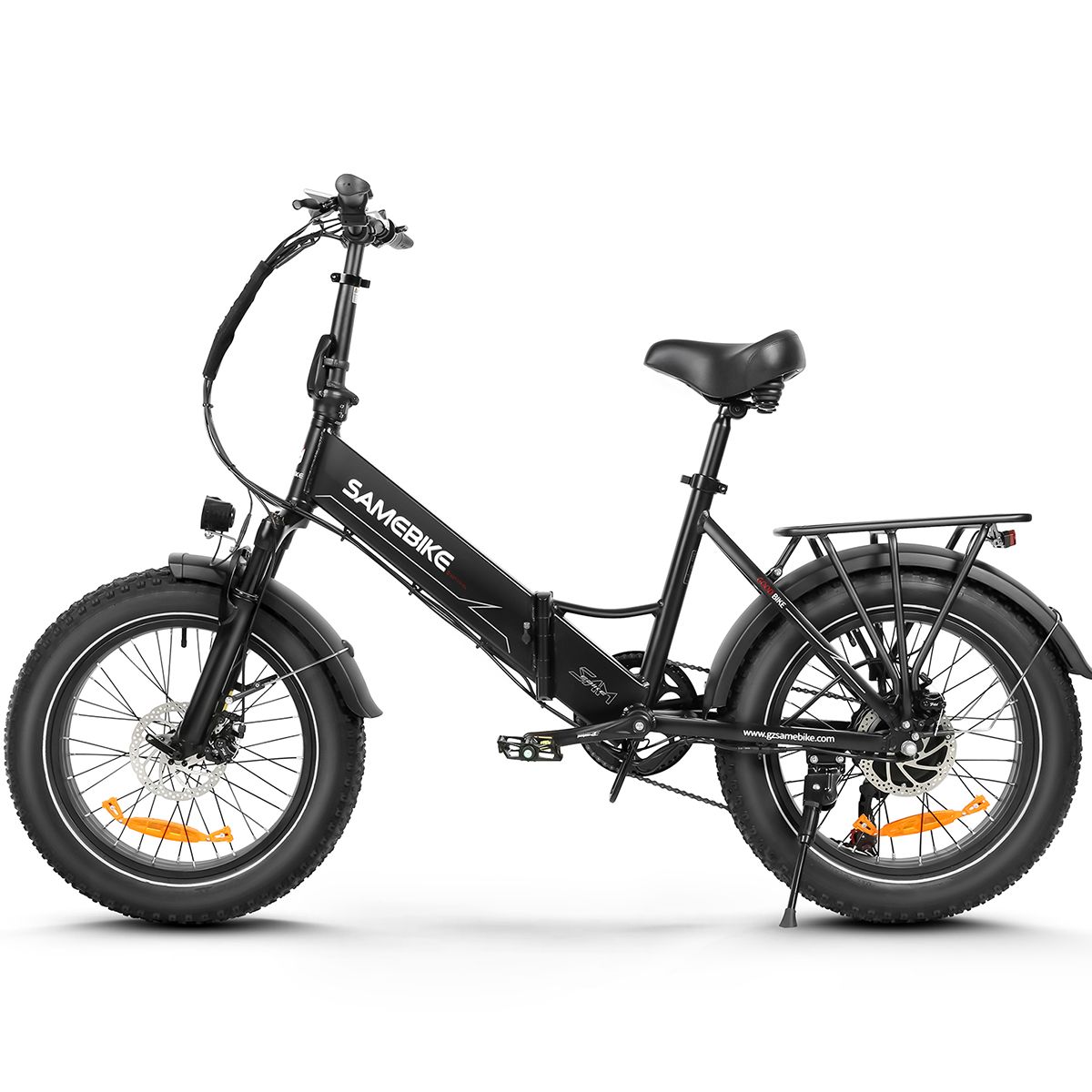 Schwarzes E-Bike SAMEBIKE LOTDM200-II. Breitreifen, Gepäckträger, Scheinwerfer, Sattel. Akku-Gehäuse mit Logo.