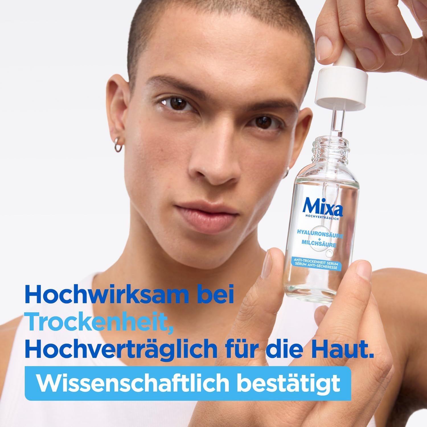 Mann hält eine Flasche Mixa Serum. Text: Hochwirksam bei Trockenheit, hochverträglich für die Haut, wissenschaftlich bestätigt.
