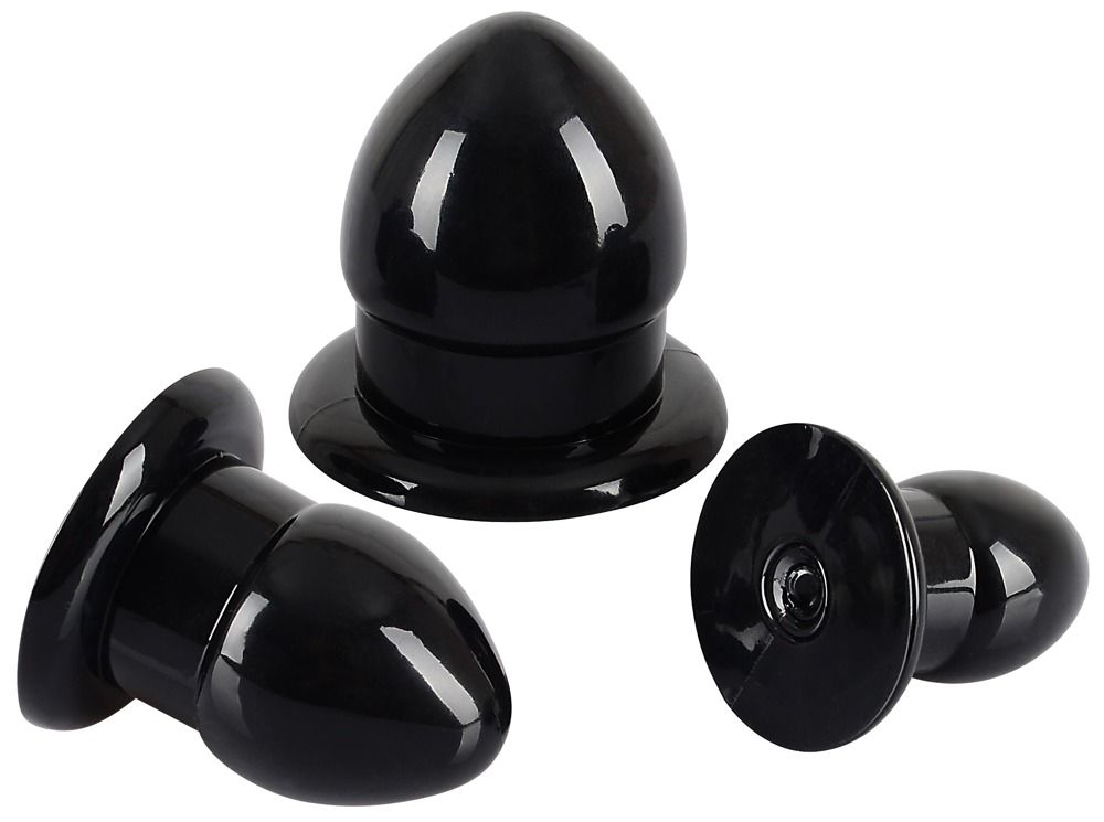 Drei schwarze Anal-Stretching-Plugs. Kegelförmig mit breiter Basis. Auf weißem Hintergrund.