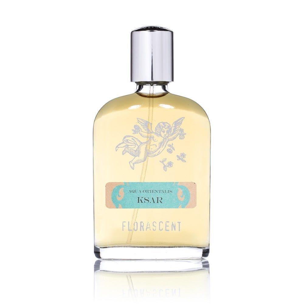 Parfümflakon mit silbernem Verschluss. Aufkleber mit Schriftzug Ksar und Aqua Orientalis. Florascent-Logo.